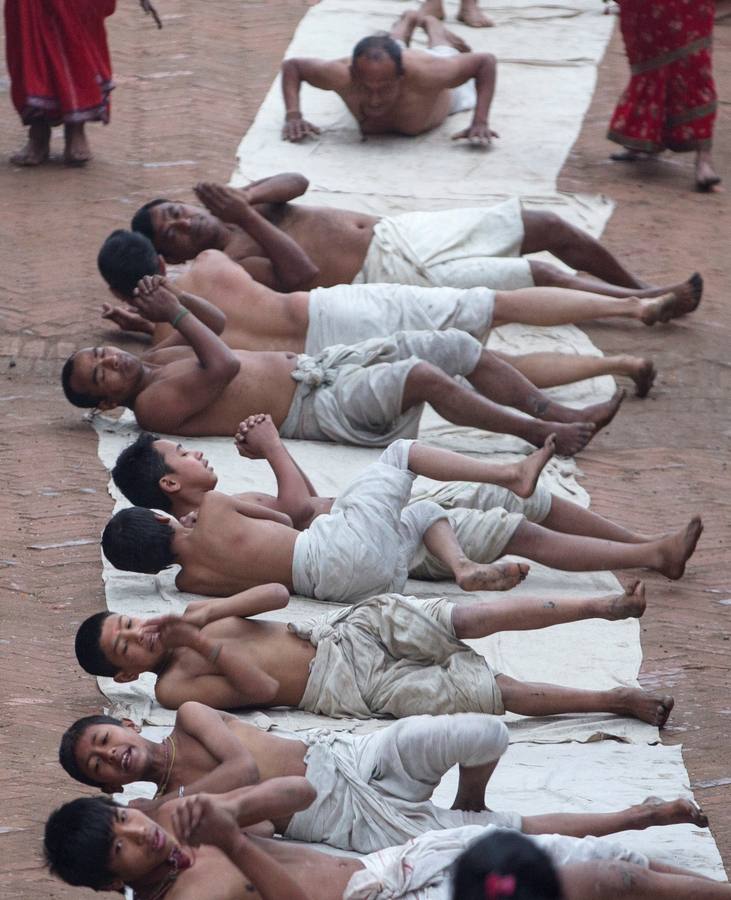 Devotos toman un baño sagrado en el río Hanumante durante el último día del Festival Madhav Narayan en Bhaktapur (Nepal). El Madhay Narayan se celebra durante un mes completo en el que se toman baños sagrados para lavar los pecados y se estudia el libro Swasthani. La veneración a la diosa Swasthani, una festividad que solo se conmemora en Nepal, es única en cada pueblo, con celebraciones y tradiciones diferentes.