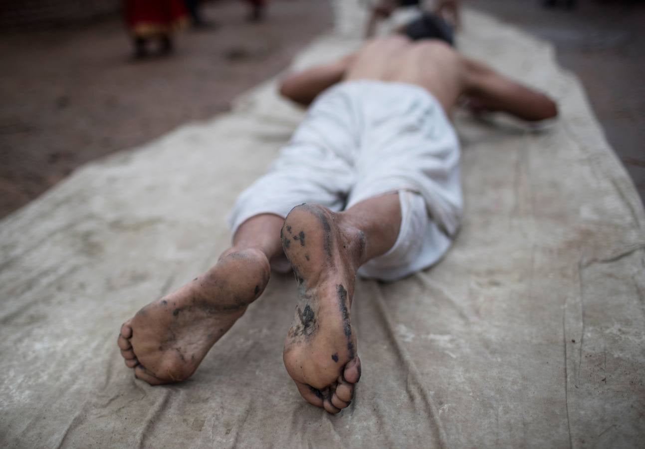 Devotos toman un baño sagrado en el río Hanumante durante el último día del Festival Madhav Narayan en Bhaktapur (Nepal). El Madhay Narayan se celebra durante un mes completo en el que se toman baños sagrados para lavar los pecados y se estudia el libro Swasthani. La veneración a la diosa Swasthani, una festividad que solo se conmemora en Nepal, es única en cada pueblo, con celebraciones y tradiciones diferentes.