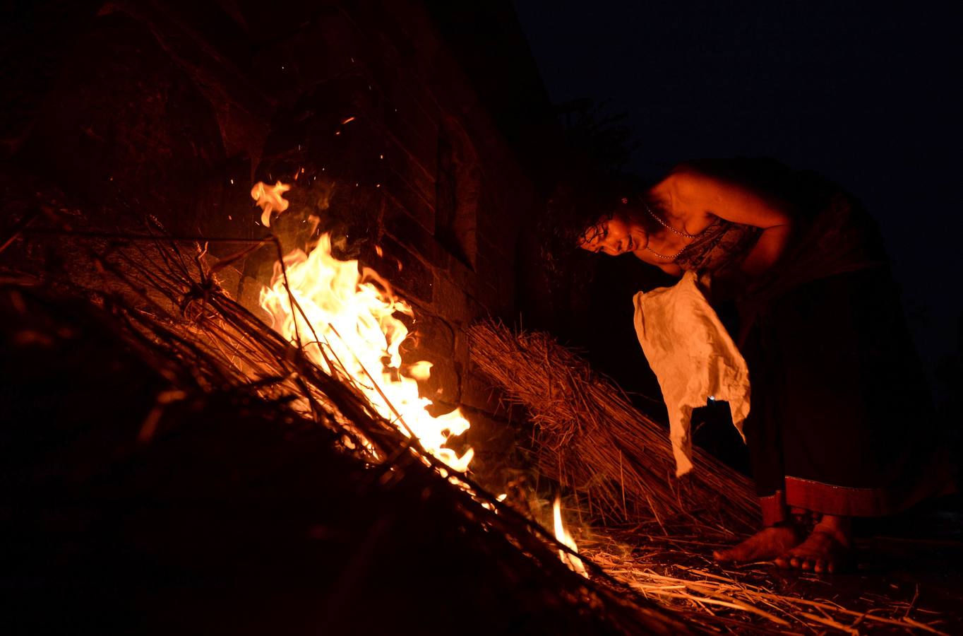 Devotos toman un baño sagrado en el río Hanumante durante el último día del Festival Madhav Narayan en Bhaktapur (Nepal). El Madhay Narayan se celebra durante un mes completo en el que se toman baños sagrados para lavar los pecados y se estudia el libro Swasthani. La veneración a la diosa Swasthani, una festividad que solo se conmemora en Nepal, es única en cada pueblo, con celebraciones y tradiciones diferentes.