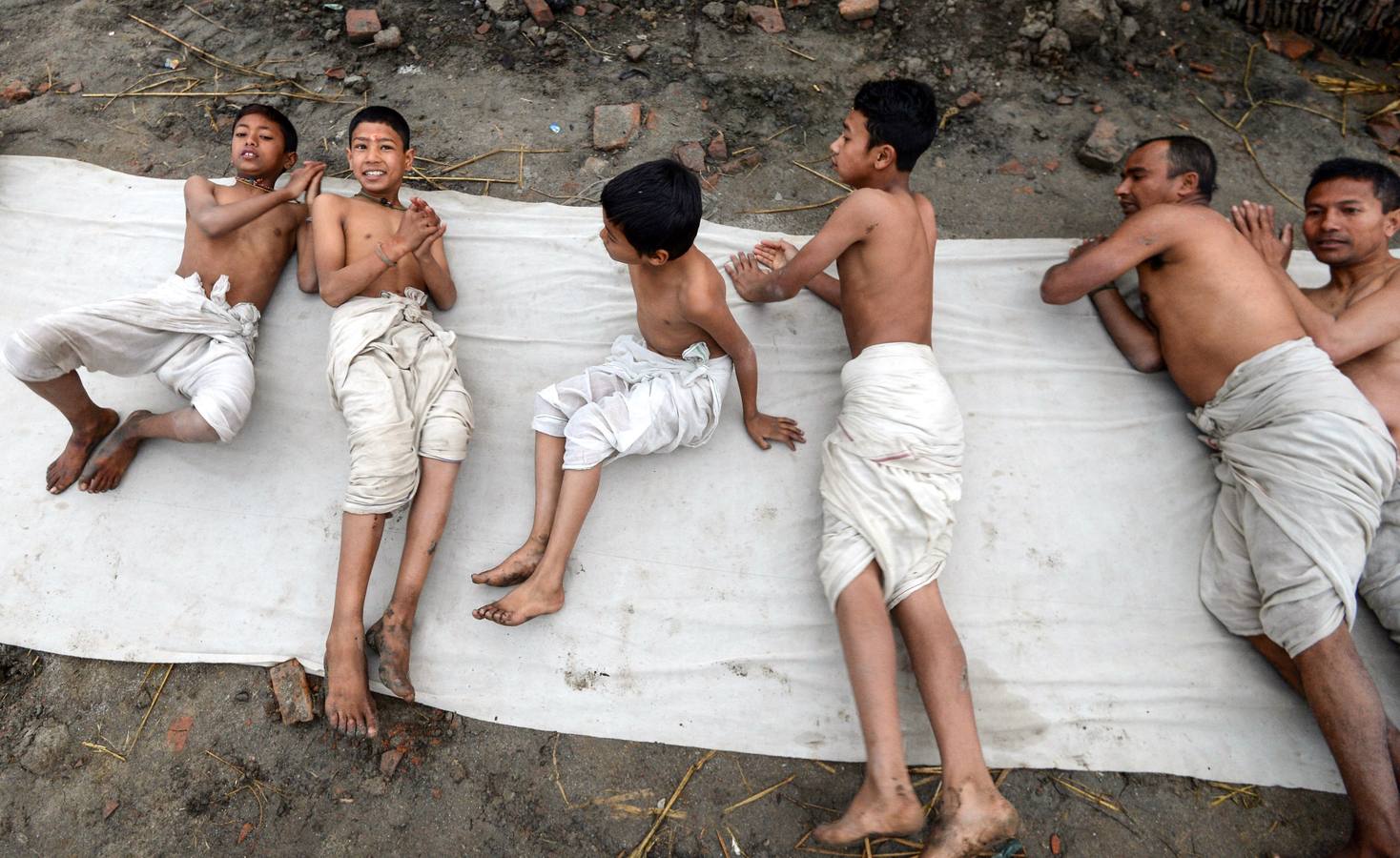 Devotos toman un baño sagrado en el río Hanumante durante el último día del Festival Madhav Narayan en Bhaktapur (Nepal). El Madhay Narayan se celebra durante un mes completo en el que se toman baños sagrados para lavar los pecados y se estudia el libro Swasthani. La veneración a la diosa Swasthani, una festividad que solo se conmemora en Nepal, es única en cada pueblo, con celebraciones y tradiciones diferentes.