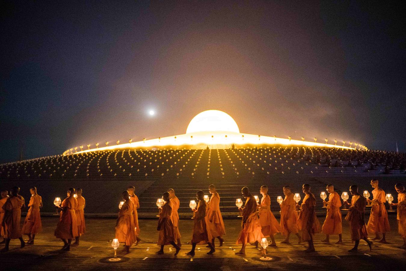 Monjes budistas rezan durante una ceremonia que conmemora el día del Magha Puja en el Templo Wat Phra Dhammakaya, en Tailandia. El Magha Puja conmemora el sermón que dio Buda nueve meses después de alcanzar la «iluminación», cuando 1.250 monjes budistas se reunieron espontáneamente para escuchar los principios del budismo. 