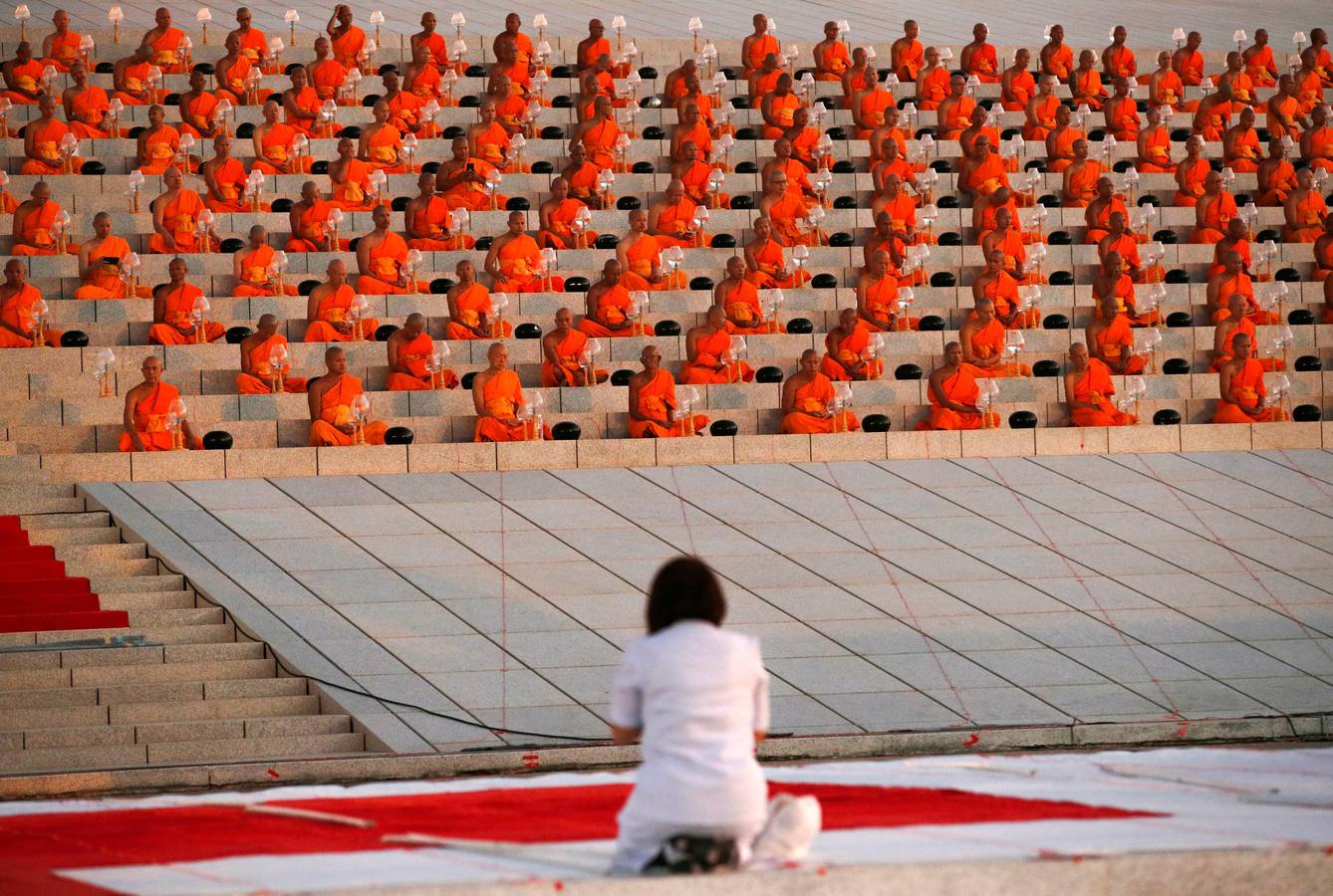 Monjes budistas rezan durante una ceremonia que conmemora el día del Magha Puja en el Templo Wat Phra Dhammakaya, en Tailandia. El Magha Puja conmemora el sermón que dio Buda nueve meses después de alcanzar la «iluminación», cuando 1.250 monjes budistas se reunieron espontáneamente para escuchar los principios del budismo. 