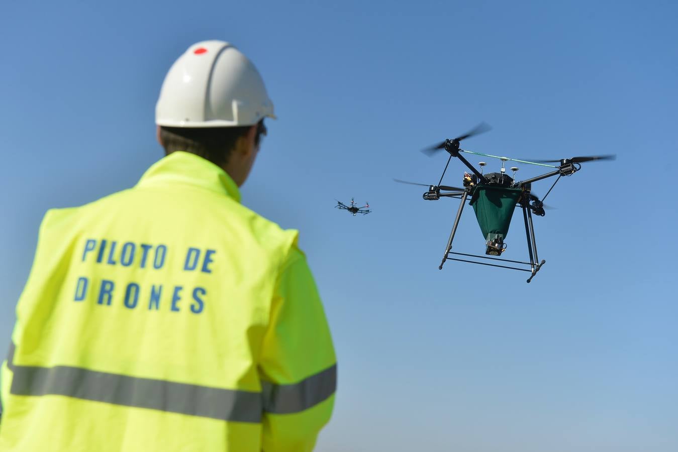 Los aparatos voladores esparcen por el agua una bacteria que impide el desarrollo biológico del 'Aedes albopictus'.