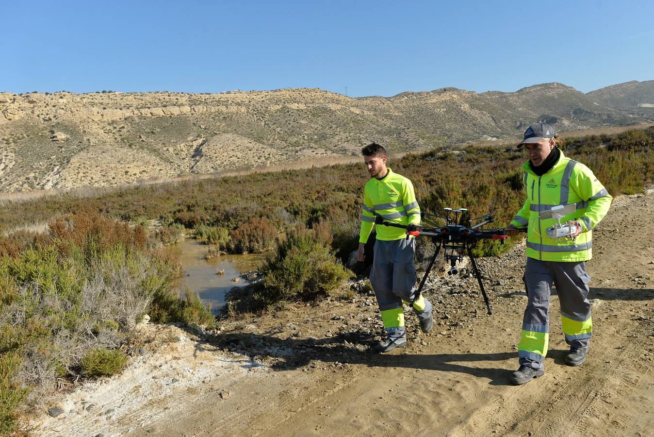 Los aparatos voladores esparcen por el agua una bacteria que impide el desarrollo biológico del 'Aedes albopictus'.