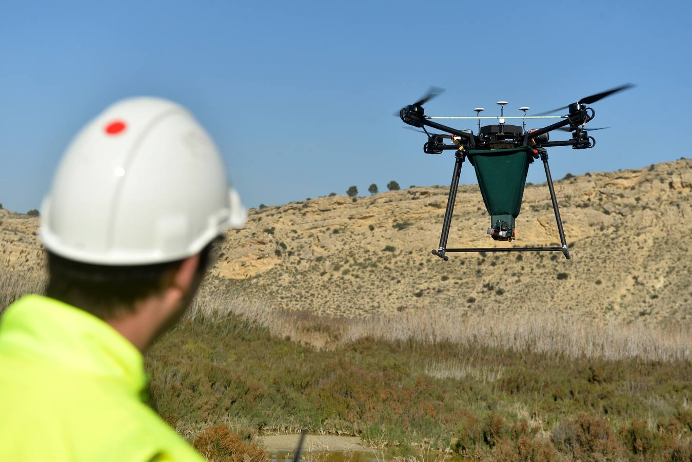 Los aparatos voladores esparcen por el agua una bacteria que impide el desarrollo biológico del 'Aedes albopictus'.