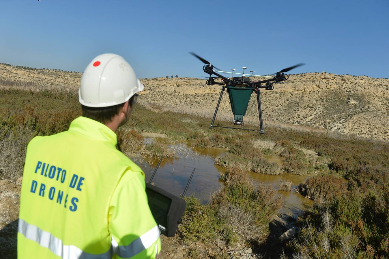 Los aparatos voladores esparcen por el agua una bacteria que impide el desarrollo biológico del 'Aedes albopictus'.