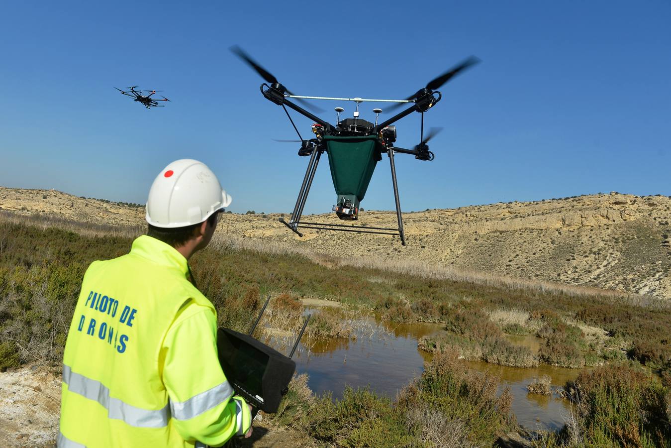 Los aparatos voladores esparcen por el agua una bacteria que impide el desarrollo biológico del 'Aedes albopictus'.