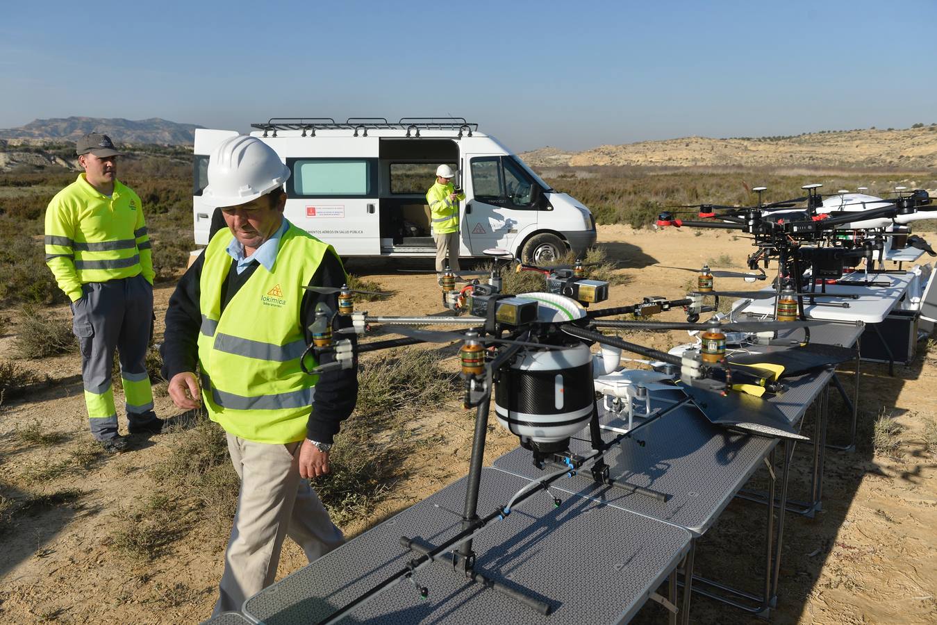 Los aparatos voladores esparcen por el agua una bacteria que impide el desarrollo biológico del 'Aedes albopictus'.