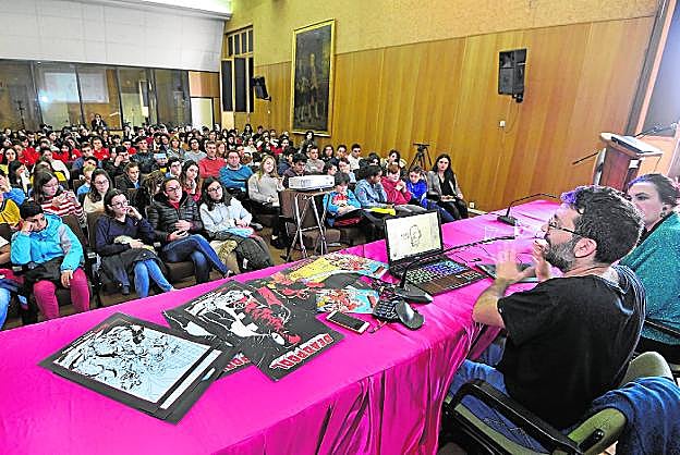 Salva Espín, ayer, durante la 'masterclass' en el Palacio Almudí de Murcia. 