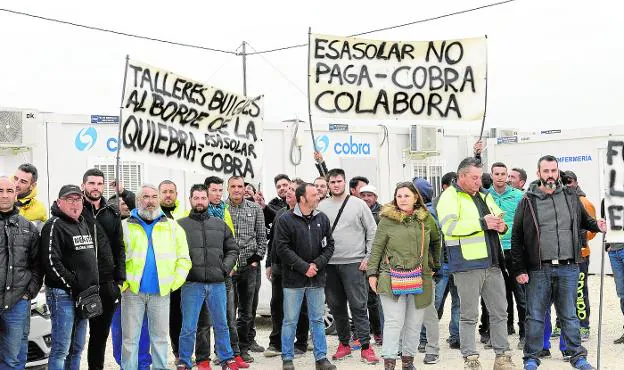 Un grupo de trabajadores afectados se manifestaron de nuevo ayer ante las oficinas de la empresa promotora en el parque solar. 