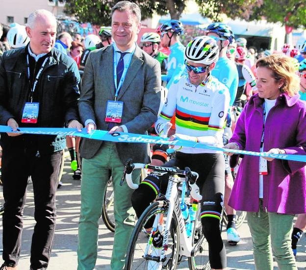 Alejandro Valverde realiza el corte de cinta.