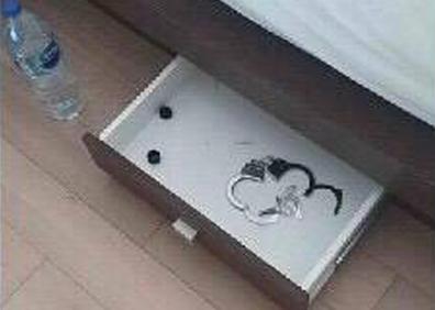 Imagen secundaria 1 - Tres imágenes del atestado policial donde se puede ver al detenido al entrar al edificio el día de los hechos, las esposas y las marcas en el cuello de la denunciante. 