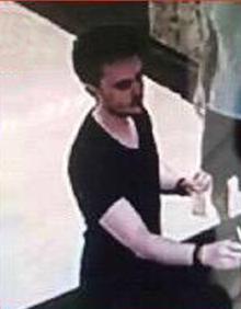 Imagen secundaria 2 - Tres imágenes del atestado policial donde se puede ver al detenido al entrar al edificio el día de los hechos, las esposas y las marcas en el cuello de la denunciante. 