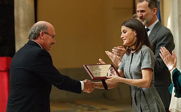 Rafael Rebolo recibe el premio de manos de doña Letizia.