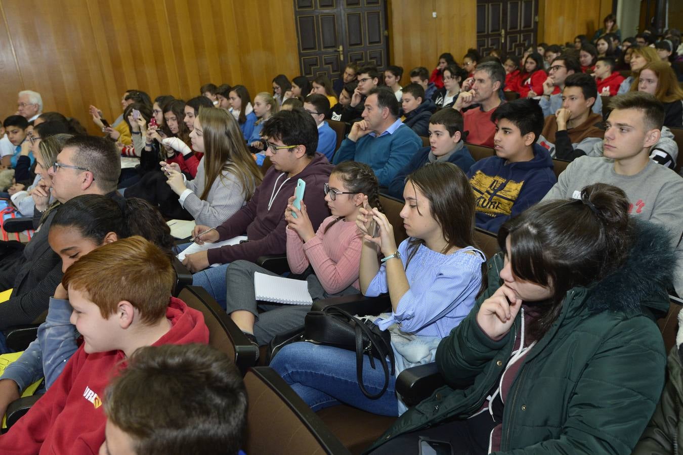 El dibujante de cómics de Marvel Salva Espín protagonizó ayer una charla enmarcada en 'Mi Periódico Digital', el concurso escolar organizado por 'La Verdad' y la Consejería de Educación, Juventud y Deportes.