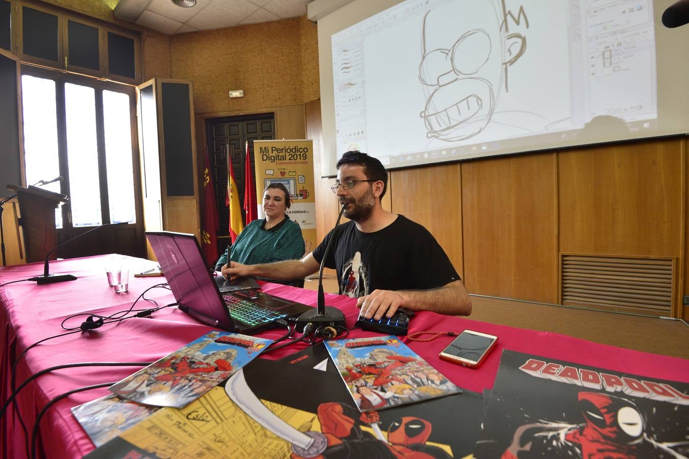 El dibujante de cómics de Marvel Salva Espín protagonizó ayer una charla enmarcada en 'Mi Periódico Digital', el concurso escolar organizado por 'La Verdad' y la Consejería de Educación, Juventud y Deportes.