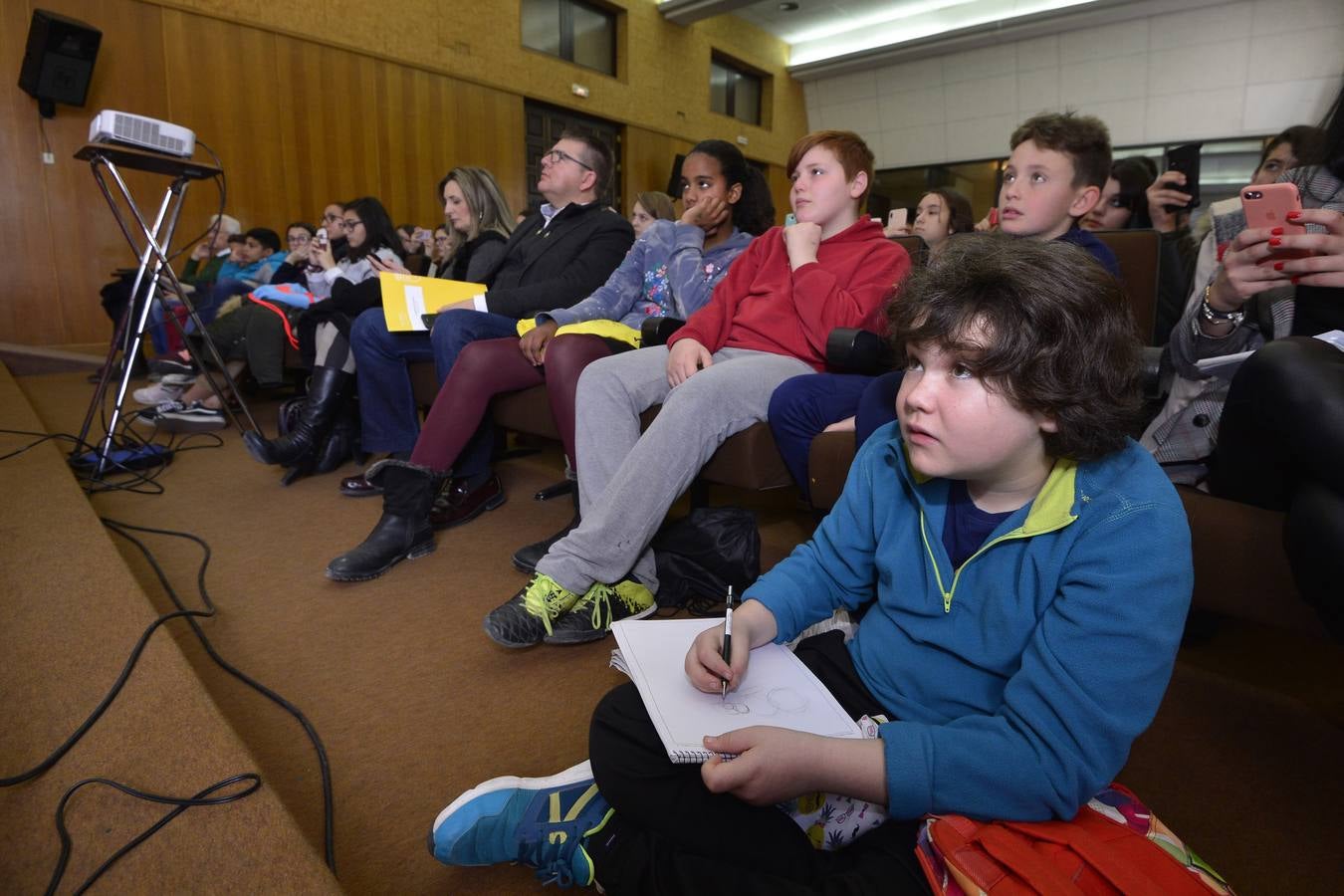 El dibujante de cómics de Marvel Salva Espín protagonizó ayer una charla enmarcada en 'Mi Periódico Digital', el concurso escolar organizado por 'La Verdad' y la Consejería de Educación, Juventud y Deportes.