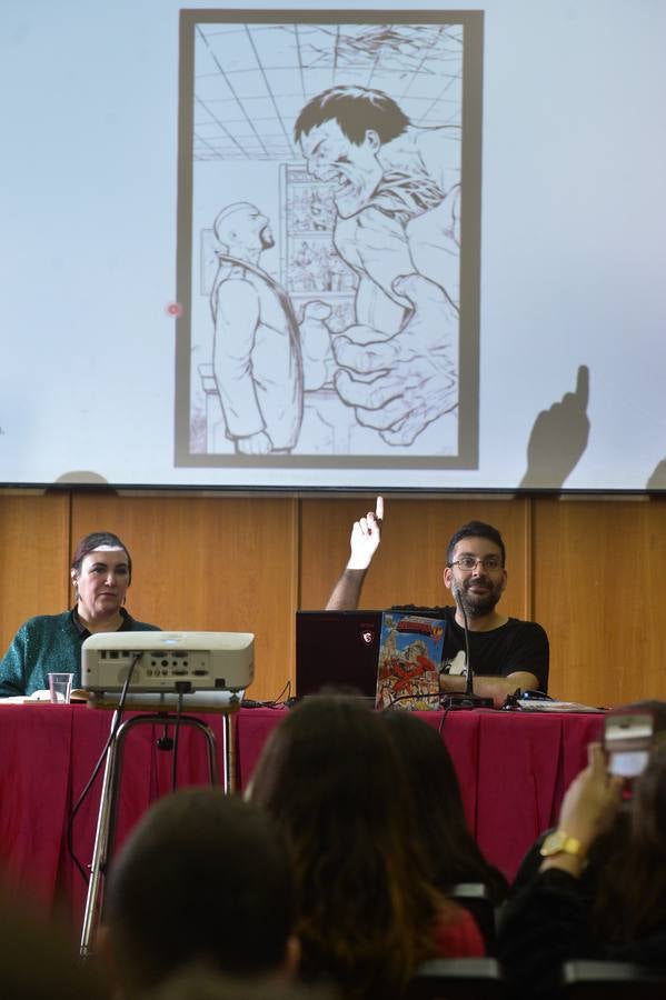 El dibujante de cómics de Marvel Salva Espín protagonizó ayer una charla enmarcada en 'Mi Periódico Digital', el concurso escolar organizado por 'La Verdad' y la Consejería de Educación, Juventud y Deportes.