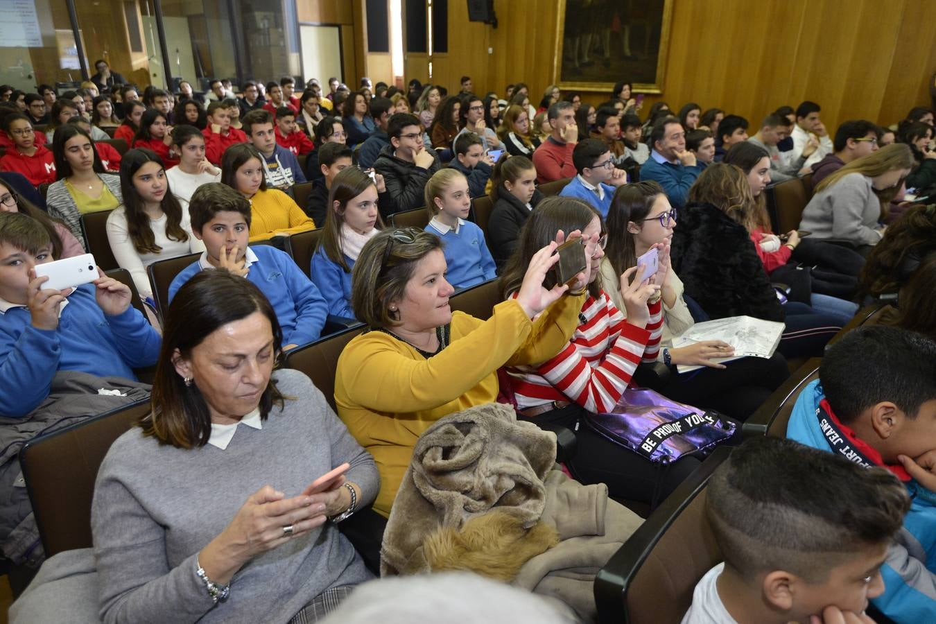 El dibujante de cómics de Marvel Salva Espín protagonizó ayer una charla enmarcada en 'Mi Periódico Digital', el concurso escolar organizado por 'La Verdad' y la Consejería de Educación, Juventud y Deportes.