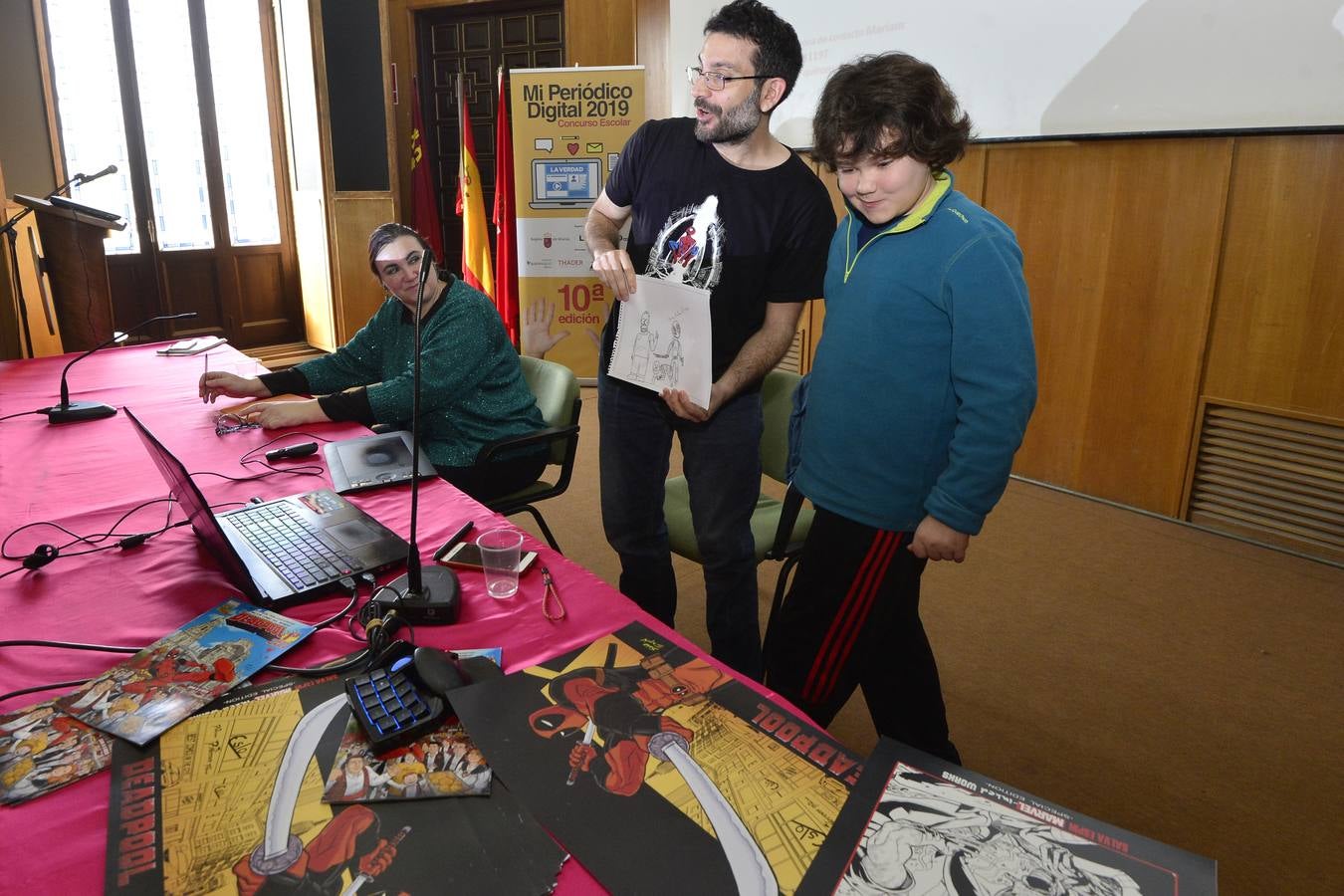 El dibujante de cómics de Marvel Salva Espín protagonizó ayer una charla enmarcada en 'Mi Periódico Digital', el concurso escolar organizado por 'La Verdad' y la Consejería de Educación, Juventud y Deportes.
