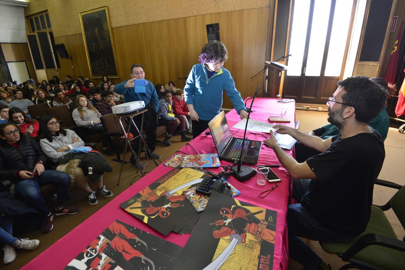 El dibujante de cómics de Marvel Salva Espín protagonizó ayer una charla enmarcada en 'Mi Periódico Digital', el concurso escolar organizado por 'La Verdad' y la Consejería de Educación, Juventud y Deportes.