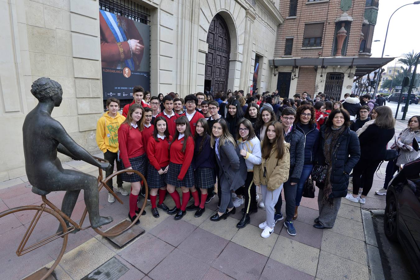 El dibujante de cómics de Marvel Salva Espín protagonizó ayer una charla enmarcada en 'Mi Periódico Digital', el concurso escolar organizado por 'La Verdad' y la Consejería de Educación, Juventud y Deportes.