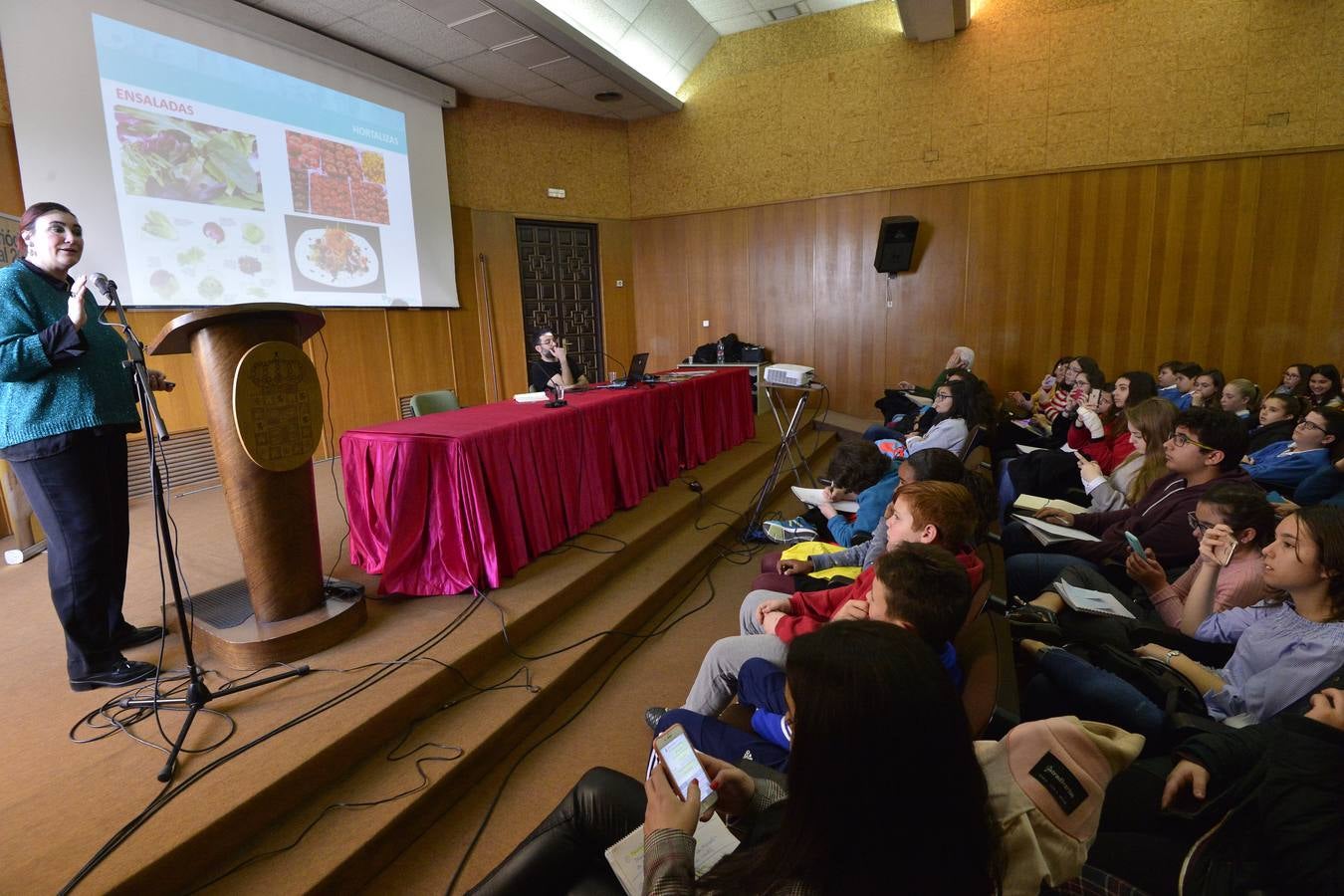 El dibujante de cómics de Marvel Salva Espín protagonizó ayer una charla enmarcada en 'Mi Periódico Digital', el concurso escolar organizado por 'La Verdad' y la Consejería de Educación, Juventud y Deportes.