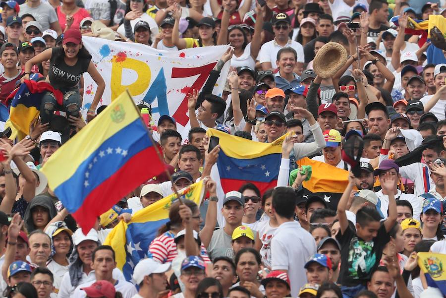 Miles de personas se reúnen en Cútcuta (Colombia), para el multitudinario concierto a favor del envío de ayuda humanitaria a Venezuela.