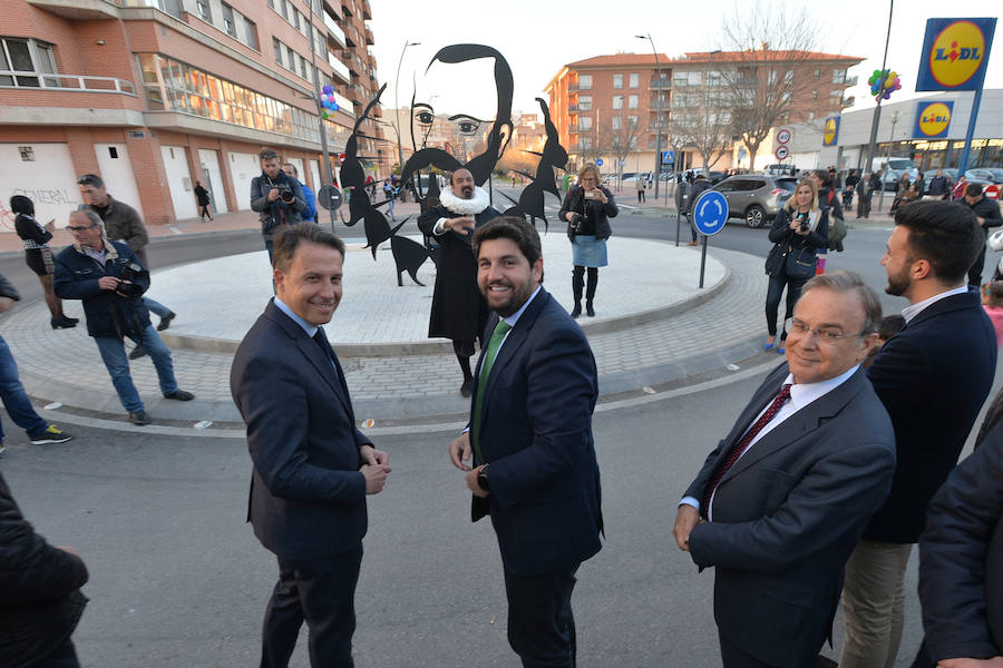 La remodelada avenida, inaugurada este viernes, incluye todo tipo de comodidades, aceras más amplias, nuevas zonas de ocio, carril bici y nuevas rotondas para dar más fluidez al intenso tráfico de esta vía, según indicó el presidente López Miras