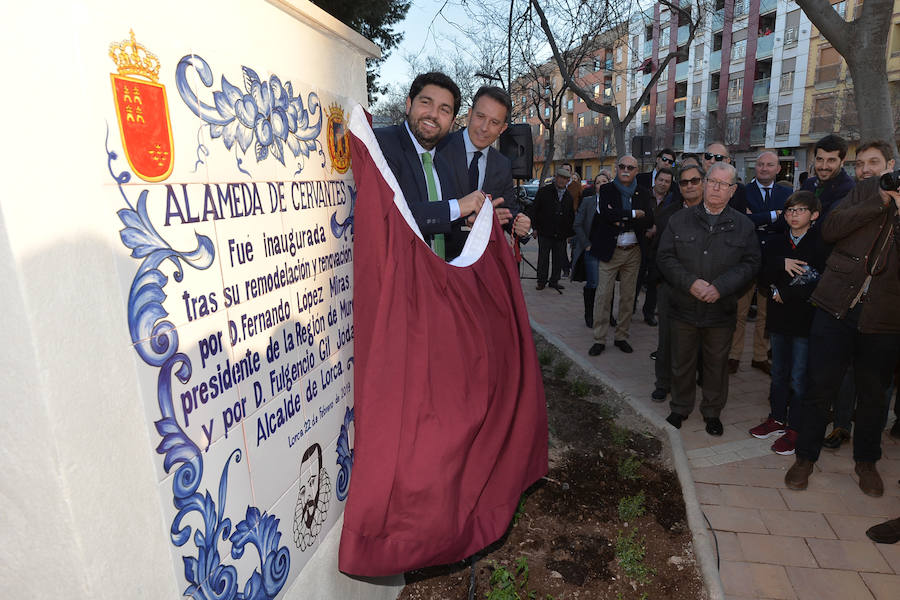 La remodelada avenida, inaugurada este viernes, incluye todo tipo de comodidades, aceras más amplias, nuevas zonas de ocio, carril bici y nuevas rotondas para dar más fluidez al intenso tráfico de esta vía, según indicó el presidente López Miras