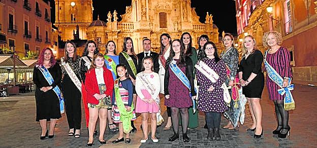 Javier Arenas, anoche, con las 16 candidatas (11 mayores y 5 infantiles) a Abanderadas de la Federación de Moros y Cristianos. 