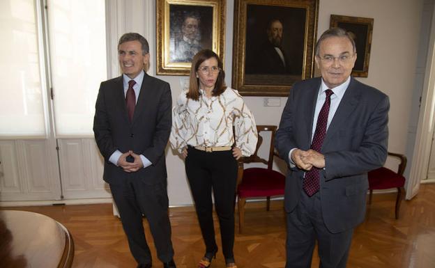 El secretario de Estado de Fomento, Pedro Saura, la alcaldesa de Cartagena, Ana Belén Castejón, y el consejero de Fomento, Patricio Valverde, este viernes en el Palacio Consistorial.