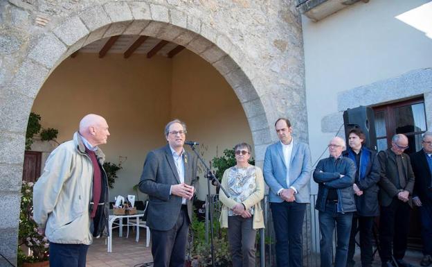 El presidente de la Generalitat, Quim Torra, y el exlehendakari Juan José Ibarretxe (izda.) este viernes durante la visita que han realizado a la masía del municipio de Agullana que refugió al expresidente catalán Lluís Companys.