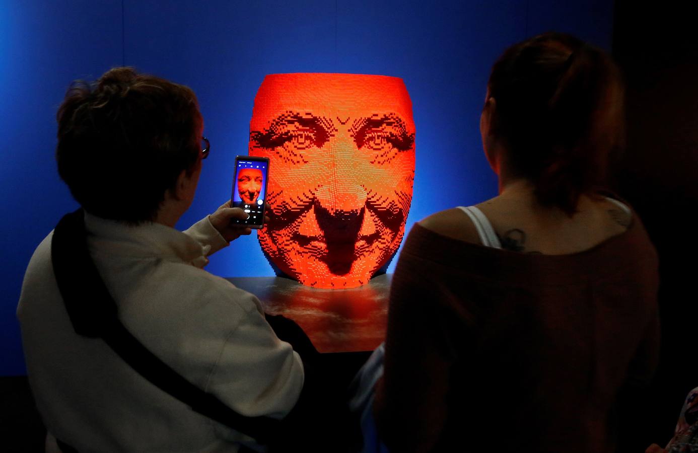 Varias personas observan las esculturas de la exposición 'The Art Of The Brick', de figuras realizadas con piezas de Lego, en el Museo de Ciencia y Naturaleza Perot en Dallas (Tx, EE.UU.). 