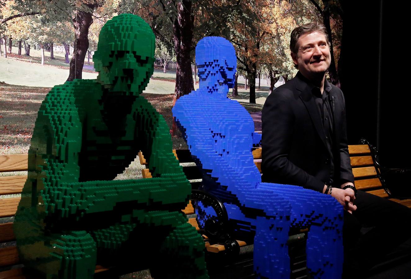 Varias personas observan las esculturas de la exposición 'The Art Of The Brick', de figuras realizadas con piezas de Lego, en el Museo de Ciencia y Naturaleza Perot en Dallas (Tx, EE.UU.). 