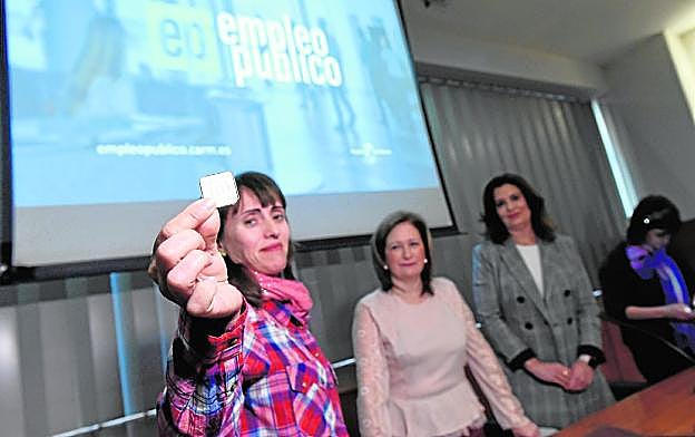 Una participante en el sorteo muestra la letra D, por la que se iniciarán las pruebas. 