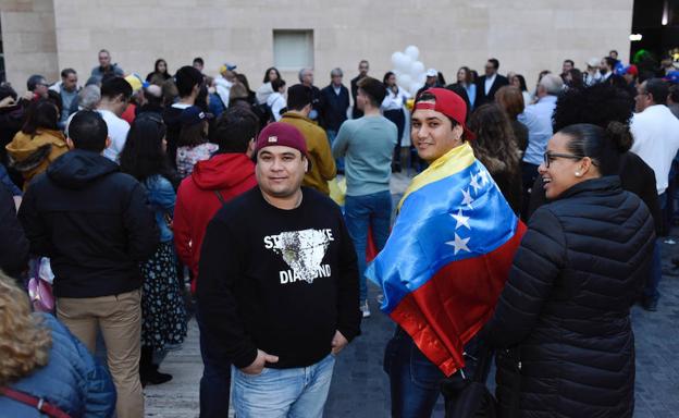 Manifestantes en la plaza de Belluga.