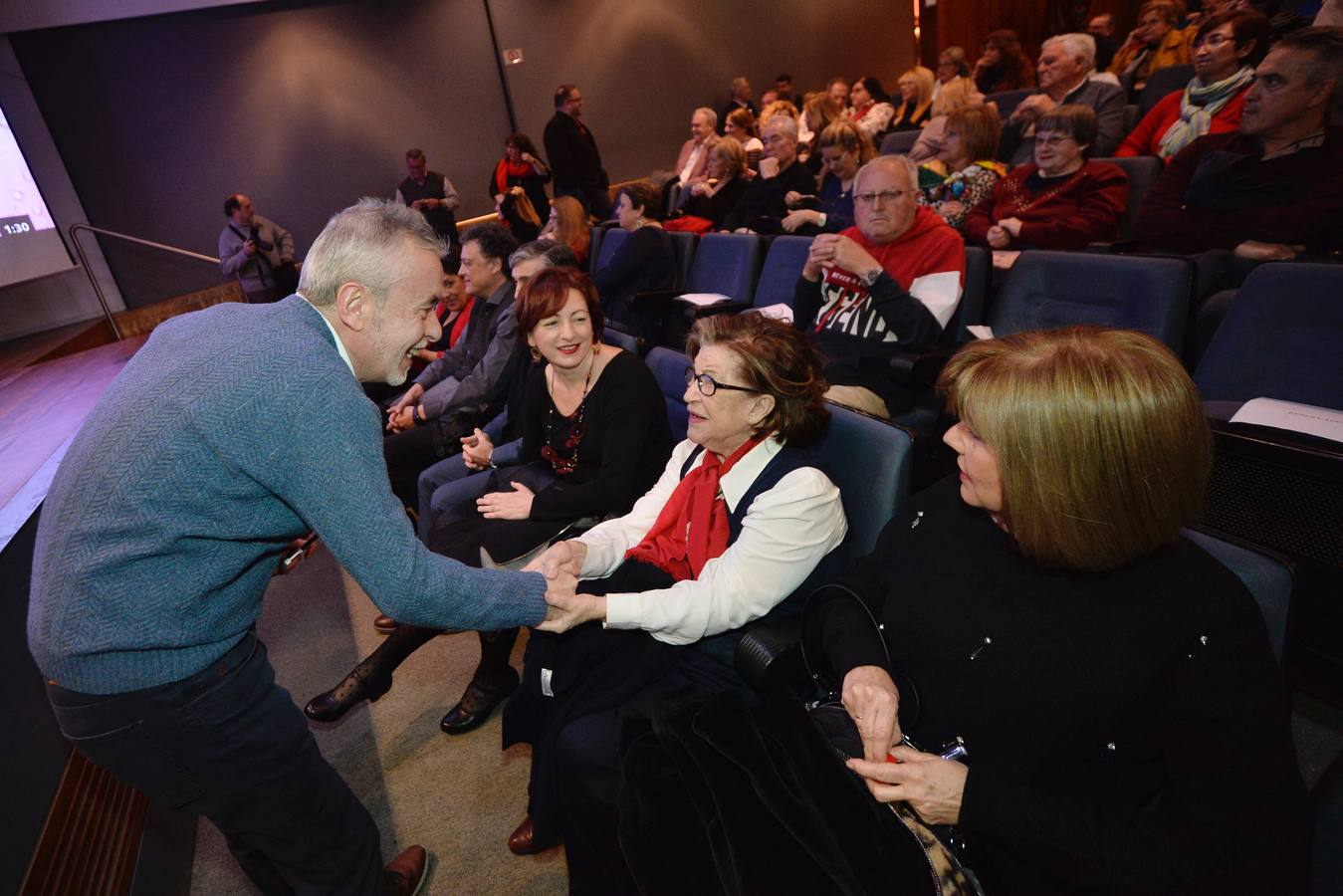 La poeta Dionisia García recibió el premio Letra Capital en la gala de la editorial MurciaLibro, que reunió anoche en el salón de actos del Aula de Cultura de Cajamurcia a sus escritores para presentar sus novedades y celebrar una mesa redonda con Miguel Ángel Hernández, José Belmonte y Manuel Moyano.