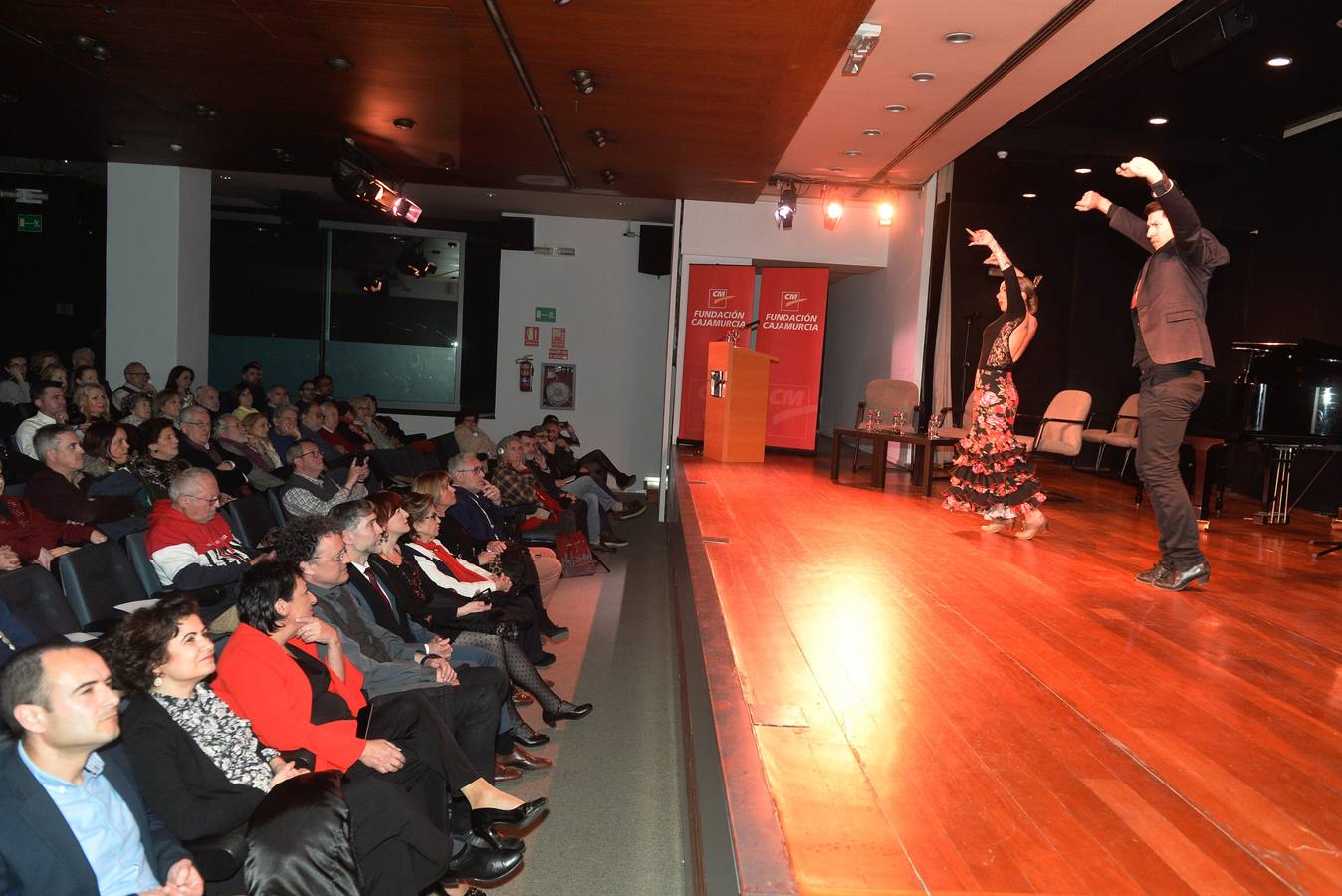 La poeta Dionisia García recibió el premio Letra Capital en la gala de la editorial MurciaLibro, que reunió anoche en el salón de actos del Aula de Cultura de Cajamurcia a sus escritores para presentar sus novedades y celebrar una mesa redonda con Miguel Ángel Hernández, José Belmonte y Manuel Moyano.