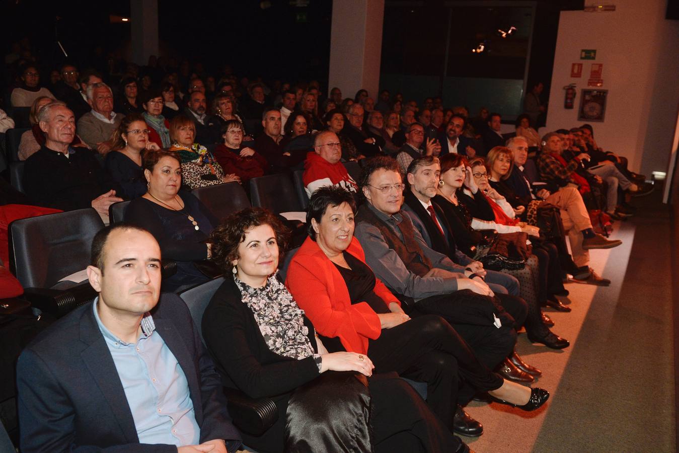 La poeta Dionisia García recibió el premio Letra Capital en la gala de la editorial MurciaLibro, que reunió anoche en el salón de actos del Aula de Cultura de Cajamurcia a sus escritores para presentar sus novedades y celebrar una mesa redonda con Miguel Ángel Hernández, José Belmonte y Manuel Moyano.