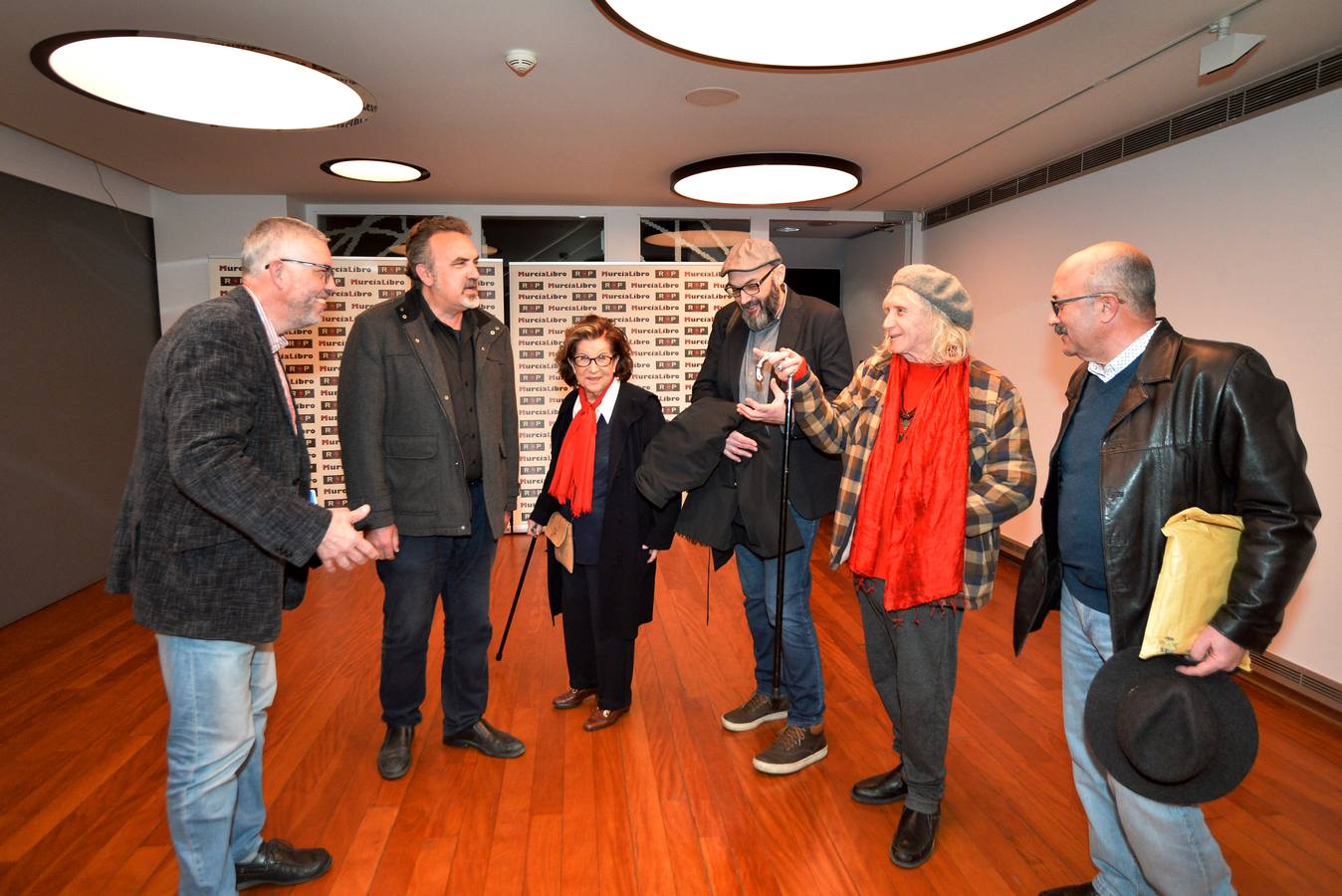 La poeta Dionisia García recibió el premio Letra Capital en la gala de la editorial MurciaLibro, que reunió anoche en el salón de actos del Aula de Cultura de Cajamurcia a sus escritores para presentar sus novedades y celebrar una mesa redonda con Miguel Ángel Hernández, José Belmonte y Manuel Moyano.