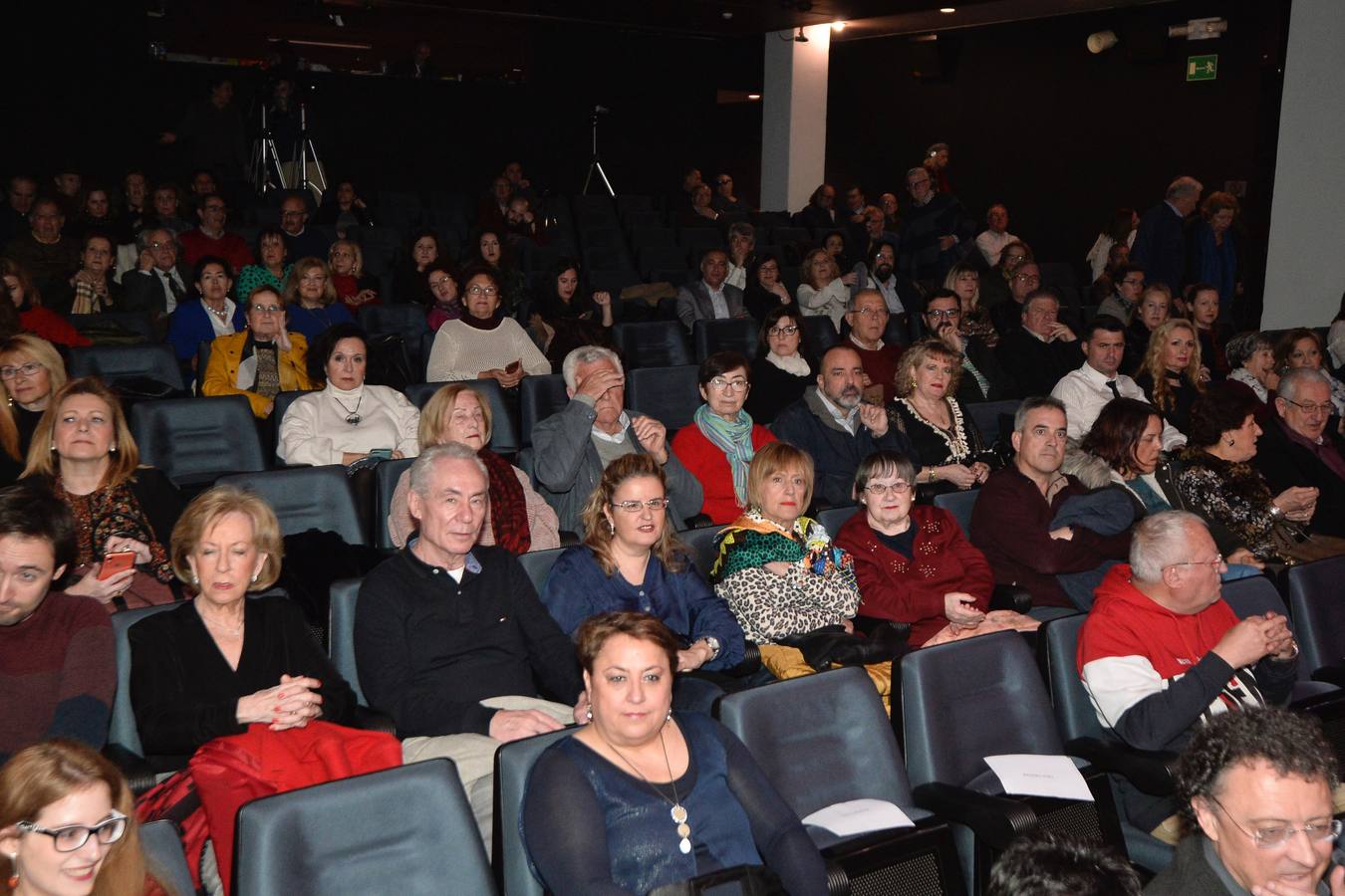 La poeta Dionisia García recibió el premio Letra Capital en la gala de la editorial MurciaLibro, que reunió anoche en el salón de actos del Aula de Cultura de Cajamurcia a sus escritores para presentar sus novedades y celebrar una mesa redonda con Miguel Ángel Hernández, José Belmonte y Manuel Moyano.