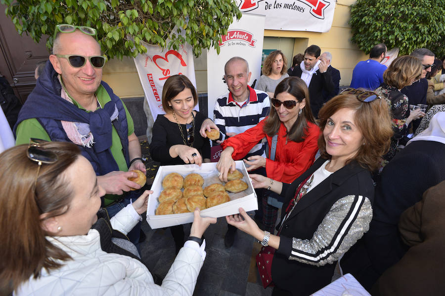 Este sábado se ha presentado el cartel del Entierro de la Sardina de 2019, en el que Sandra Díaz y Enrique Martínez serán la Doña Sardina y el Gran Pez de este año; la autora del cartel anunciador es la pintora alhameña Perla Fuertes que ha escogido como tema algo tan típico como una piñata en forma de sardina de la que caen decenas de regalos.