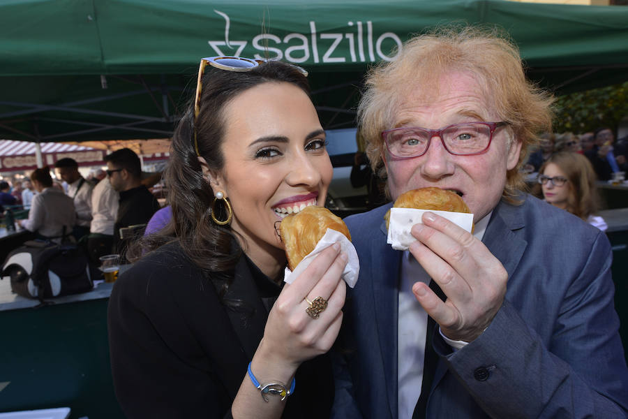 Este sábado se ha presentado el cartel del Entierro de la Sardina de 2019, en el que Sandra Díaz y Enrique Martínez serán la Doña Sardina y el Gran Pez de este año; la autora del cartel anunciador es la pintora alhameña Perla Fuertes que ha escogido como tema algo tan típico como una piñata en forma de sardina de la que caen decenas de regalos.