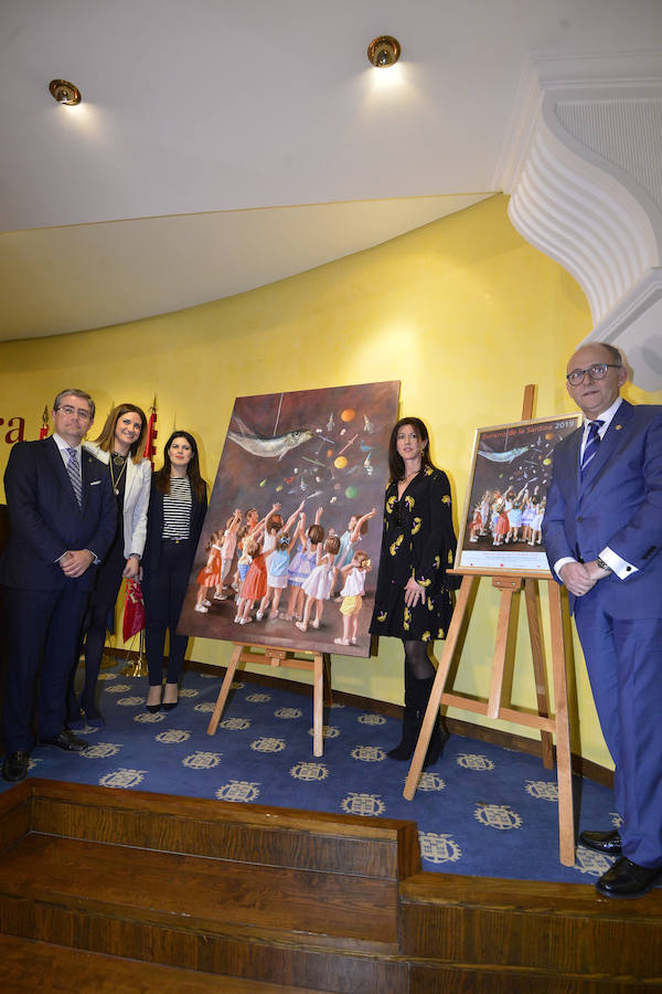 Este sábado se ha presentado el cartel del Entierro de la Sardina de 2019, en el que Sandra Díaz y Enrique Martínez serán la Doña Sardina y el Gran Pez de este año; la autora del cartel anunciador es la pintora alhameña Perla Fuertes que ha escogido como tema algo tan típico como una piñata en forma de sardina de la que caen decenas de regalos.