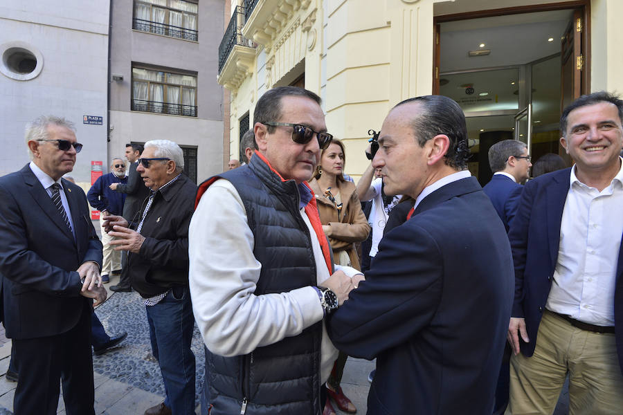 Este sábado se ha presentado el cartel del Entierro de la Sardina de 2019, en el que Sandra Díaz y Enrique Martínez serán la Doña Sardina y el Gran Pez de este año; la autora del cartel anunciador es la pintora alhameña Perla Fuertes que ha escogido como tema algo tan típico como una piñata en forma de sardina de la que caen decenas de regalos.