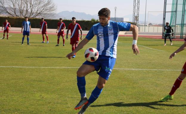 Jugadores del Jumilla y del Recreativo en un lance del encuentro.