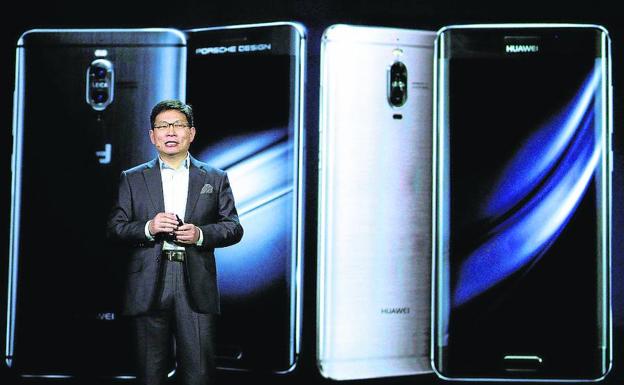 El director ejecutivo de Huawei, Yu Chengdong, durante la presentación de un nuevo móvil.