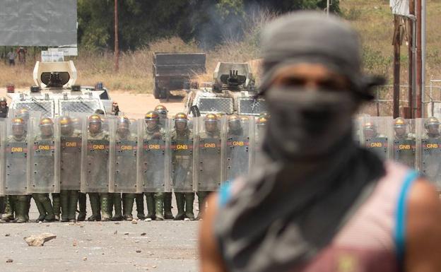 La Guardia Nacional Bolivariana cortaba este lunes la frontera de Venezuela con Brasil.