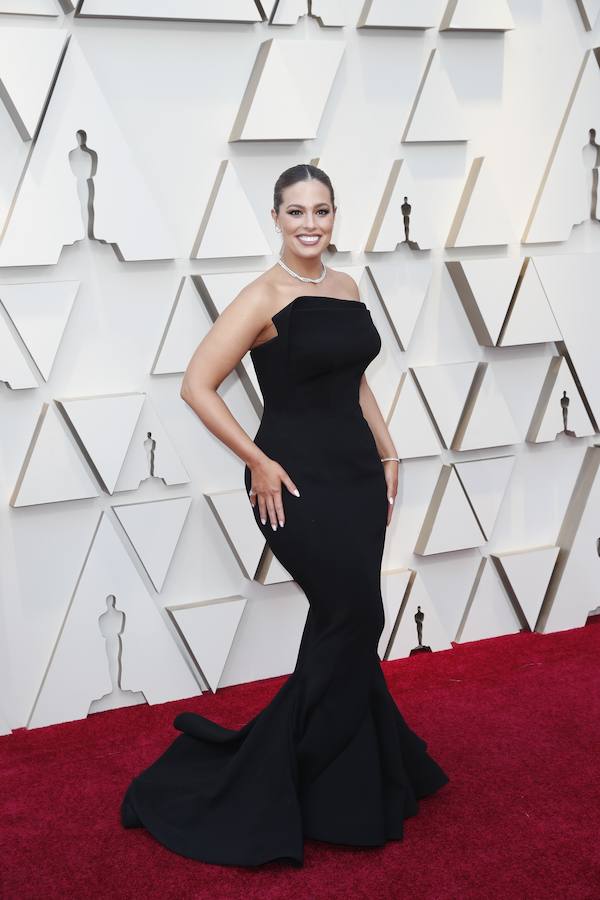 La modelo Ashley Graham resalta sus curvas con este espectacular vestido negro de corte sirena de Zac Posen. 